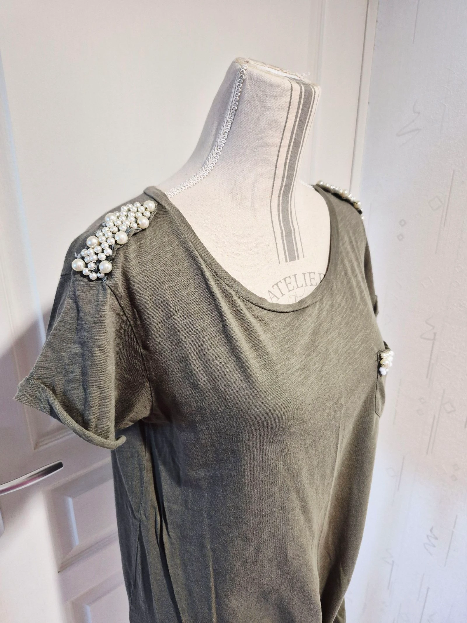 Kaki T-shirt met knoop en kralen- Guess - Maat S – photo 3